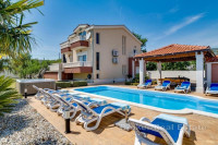 Vila s bazenom i prostranom okućnicom