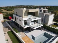 Vila s bazenom i wellnessom - top lokacija uz more