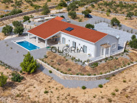 Vila s panoramskim pogledom na more 400 m2, na zemljištu od 20.000 m2