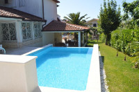 VILA U PJEŠČANOJ UVALI SAMO 100 M OD MORA !!