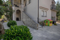 VILLA SA 5 STANOVA NA LIJEPOJ LOKACIJI!!