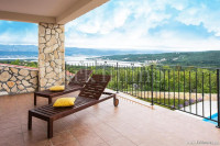 Villa s bazenom i panoramskim pogledom na more.