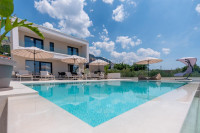 VILLA SA BAZENOM I TENISKIM TERENOM, PODSTRANA