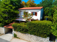 Novi Vinodolski - mediteranska kuća 2. red od mora