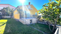NOVI VINODOLSKI - KUĆA SA DVIJE ETAŽE I 5 PARKIRNIH MJESTA