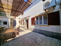 Novi Vinodolski - kuća s okućnicom u centru