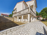 Novi Vinodolski - samostojeća kuća s okućnicom