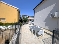 VIR - dvosoban namješten dvoetažni apartman s vrtom!!