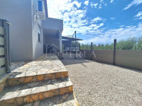 VIR - jednosoban stan od 45 m2 u prizemlju s vrtom i pogledom na more!