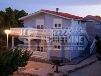 Vir - Kuća katnica s 2 apartmana  + studio - blizina mora