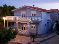 VIR - Kuća katnica s 2 stambene jedinice + studio - 170m2