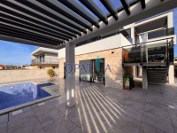 Vir kuća sa luksuznim sadržajima s bazenom, saunom, whirlpoolom