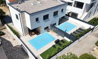 Vir – namještena dvojna kuća s bazenom, 260 m od mora