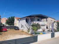 Vir – renovirana kuća s četiri apartmana blizu mora