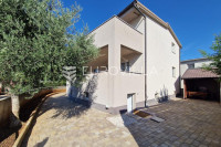 Vir, samostojeća kuća s 5 odvojenih apartmana