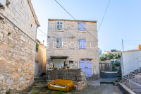 Vis, dvojna kamena kuća u blizini mora i centra mjesta