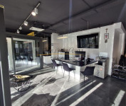 Višenamjenski izložbeni prostor,120 m2,3 GM, 2 PM,kompletno uređen