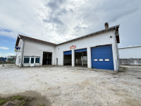 Višenamjenski poslovni prostor s tri garaže, uredom i nadstrešnicom