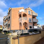 Višestambena kuća s 15 stanova – uz more