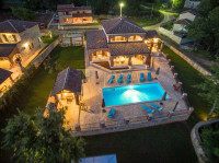 VIŠNJAN  Autentična Istarska kamena vila s bazenom