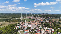 Višnjan, građevinska parcela s građevinskom dozvolom, 1.263 m²