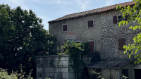 Višnjan - okolica, kamena kuća u nizu sa 300 m2 okućnice