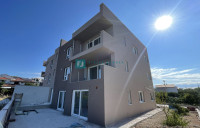 VODICE, novo, 1. kat, 450 m od plaže, pogled na more, terasa, 2 parkin