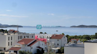 VODICE, novo, 2. kat + krovna terasa, 450 m od plaže, pogled na more,