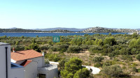VODICE, novo, 2. kat + krovna terasa, 450 m od plaže, pogled na more,