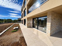 Vodice, 4-sobni stan s vrtom, 70 m od plaže, 140,41 m²