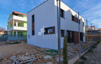 Vodice, 750 m od plaže, obiteljska kuća 77,24m2, krovna terasa, dvoriš