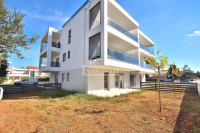 Vodice - Apartman A2 u prizemlju s dvorištem, 800m od plaže
