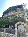 VODICE, apartmanska kuća, 650 m od plaže, garaža, vrt