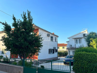 Vodice - 3 kuće s apartmanima i bazenom u Vodicama, blizina centra i p