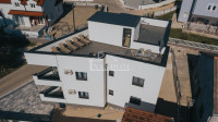 Vodice - apartmanska kuća s krovnom terasom , pogled na more