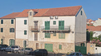 Vodice centar kamena kuća u nizu, na vrhunskoj lokaciji, veliki potenc