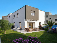 Vodice, četversosoban stan s dvorištem, 105 m², 600m od mora