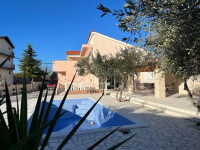 VODICE, Čista mala, luksuzan stan s bazenom i dvorištem