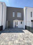VODICE – dio trojne kuće s bazenom u mirnom dijelu grada