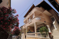 Vodice, dvije apartmanske kuće sa 7 apartmana, 600m od Plave plaže