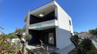 VODICE, novo, dvojna kuća, 650 m od mora, vrt 120 m2, ostava, 3 spavać