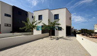 VODICE, novo, dvojna kuća, 650 m od plaže, vrt 120 m2, 3 spavaće sobe,