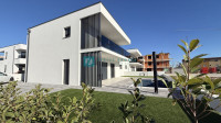 VODICE, novo, dvojna kuća, bazen, garaža, vrt, 4 spavaće sobe, ostava