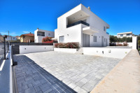 Vodice - dvojna kuća s bazenom