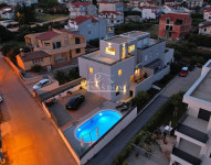 Vodice - dvojna kuća  s krovnom terasom, bazen 450 m od centra