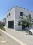 VODICE  – Dvojna kuća s okućnicom, vrtom i više parkirnih mjesta
