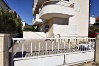 Vodice – dvosoban apartman s vrtom, blizu mora