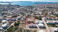 Vodice -  dvosoban stan  S2 u prizemlju s vrtom i 2 parkinga