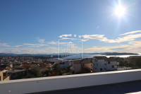 Vodice - Dvosobni apartman 99m2 s krovnom terasom i pogledom na more!!