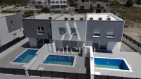 VODICE, ETAŽNI STAN SA 3 SPAVAĆE SOBE, BAZEN I VRT - C1